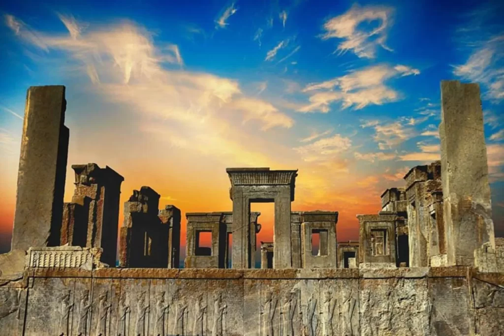 نکات کلیدی برای بازدید از تخت جمشید در تابستان: سفری خاطره‌ انگیز به قلب تاریخ