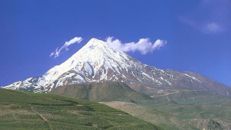راهنمای جامع صعود به قله دماوند: تجهیزات، مسیرها و نکات کلیدی