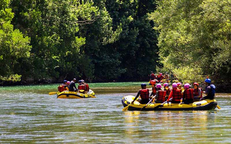 رفتینگ در رودخانه زاینده‌رود: تجربه هیجان و آدرنالین در دل طبیعت 🏞️⚡